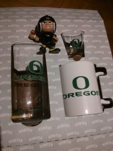 オレゴンダックスのコップとQB人形